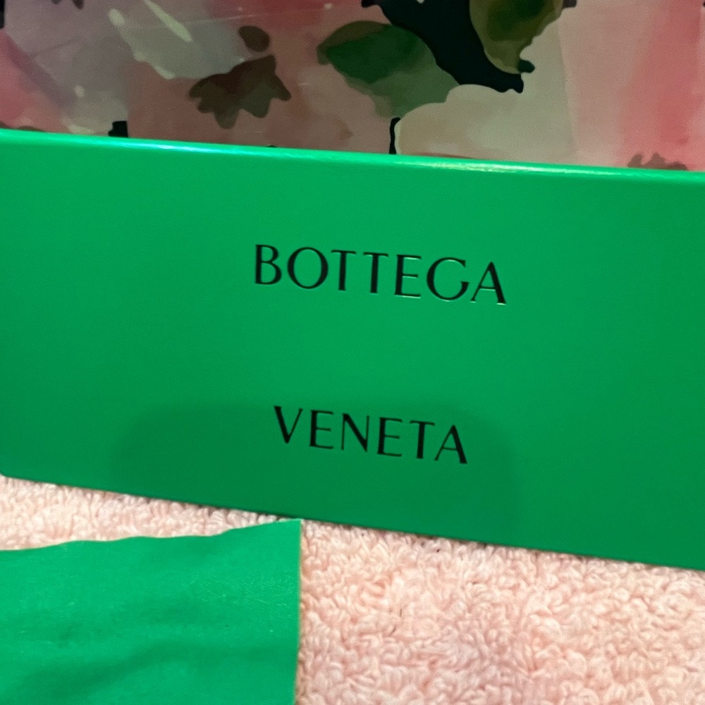 Authentic Bottega Veneta
BV1046S Sunglasses - Picture 8 of 14